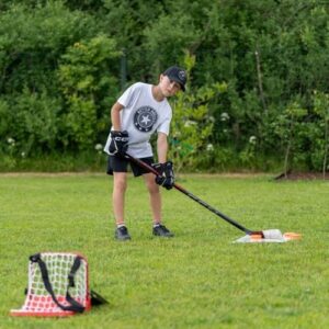 Master the art of saucer passing with the Extreme Sauce Combo Single, a training aid kit for backyard games. Includes mini goal holds up to 40 pucks and shooting pad simulates real ice feel.