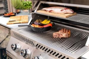 Upgrade your outdoor cooking experience with the Built-In 500 Series 32-Inch Gas Barbecue Grill Head featuring marine-grade stainless steel, 4 main burners, and dual-level sear plates for exceptional grilling results.